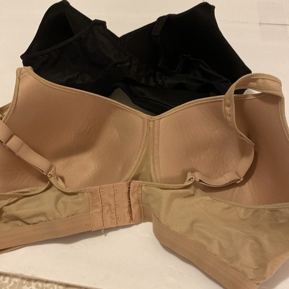 Hanes size 2 XL wireless bras with convertible adjustable straps - Picture 2 of 8